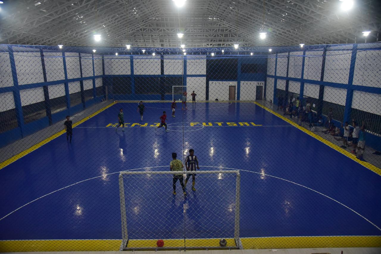 Lampu lapangan futsal